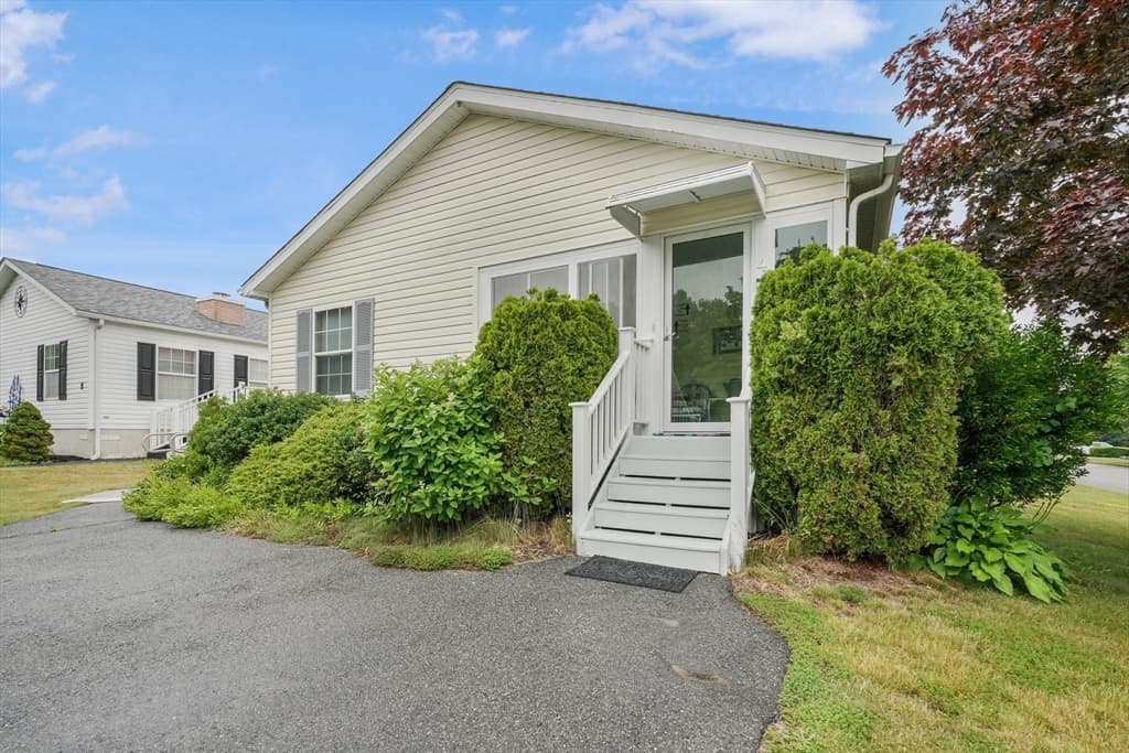 4 Nightingale Lane, Tiverton RI 02878 photo 2
