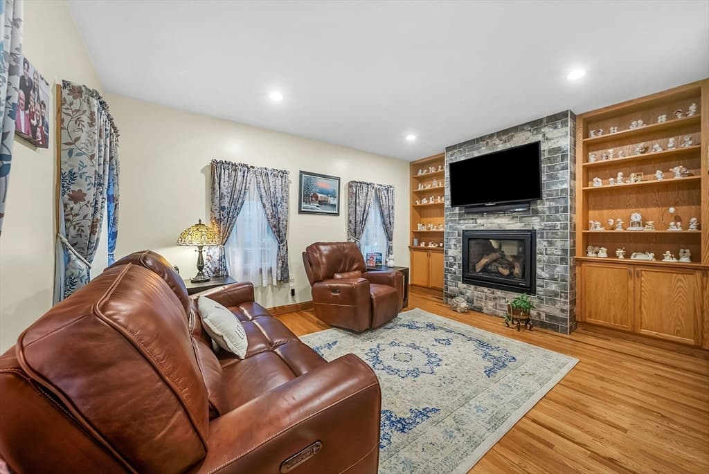 Single Family Residence at 13 Oak St, Boston MA 02129, Boston, photo 7 of 30