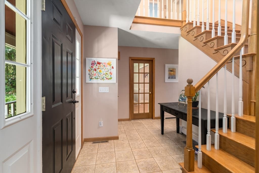 Single Family Residence at 6 Nicholas Dr, Franklin MA 02038, photo 2 of 22