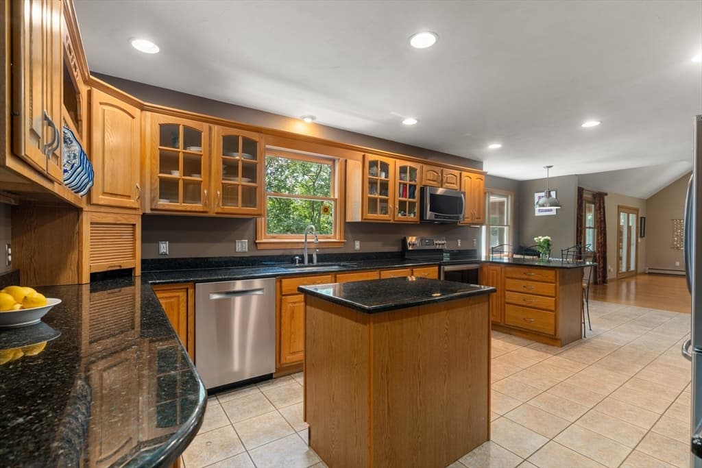 Single Family Residence at 6 Nicholas Dr, Franklin MA 02038, photo 3 of 22
