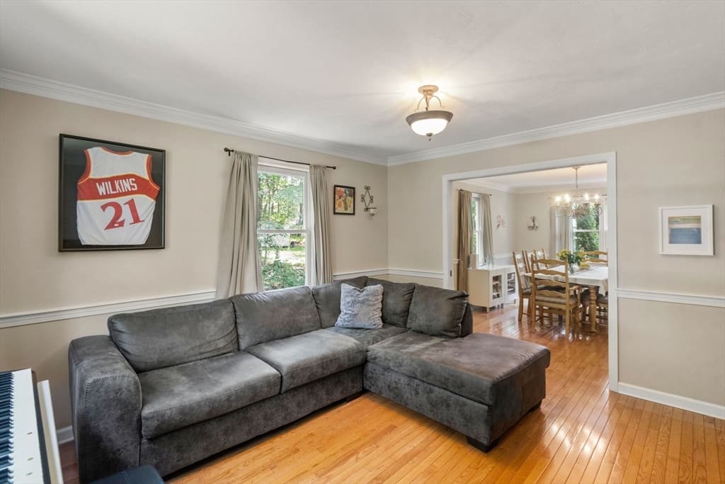 Single Family Residence at 6 Nicholas Dr, Franklin MA 02038, photo 5 of 22