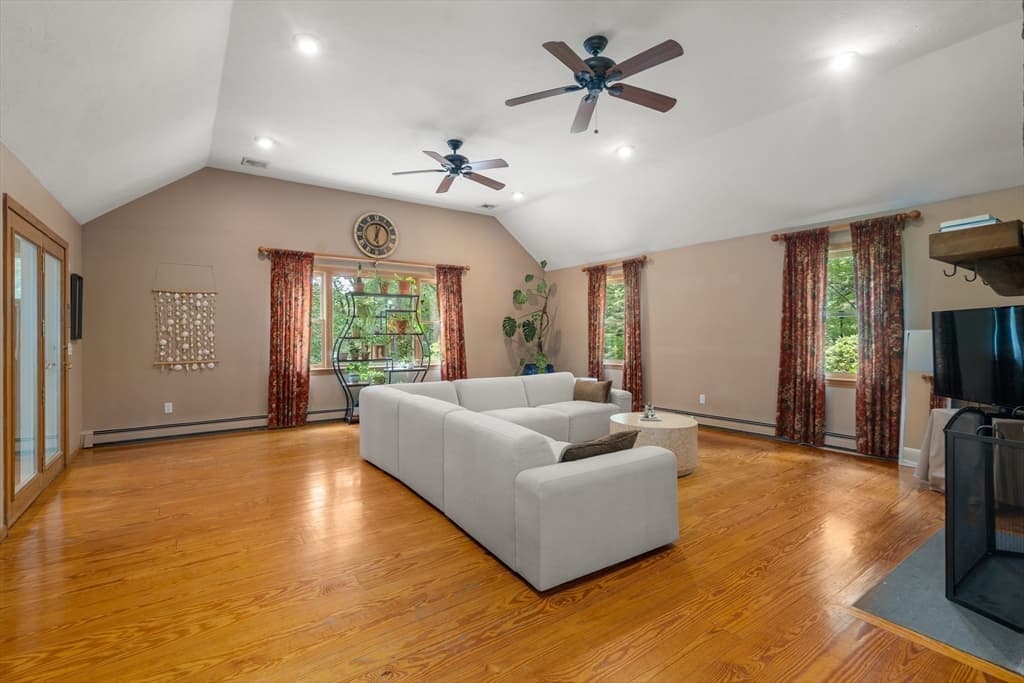 Single Family Residence at 6 Nicholas Dr, Franklin MA 02038, photo 9 of 22