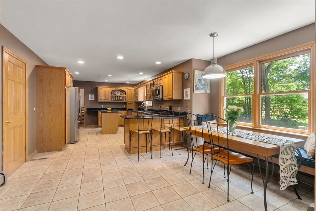 Single Family Residence at 6 Nicholas Dr, Franklin MA 02038, photo 4 of 22