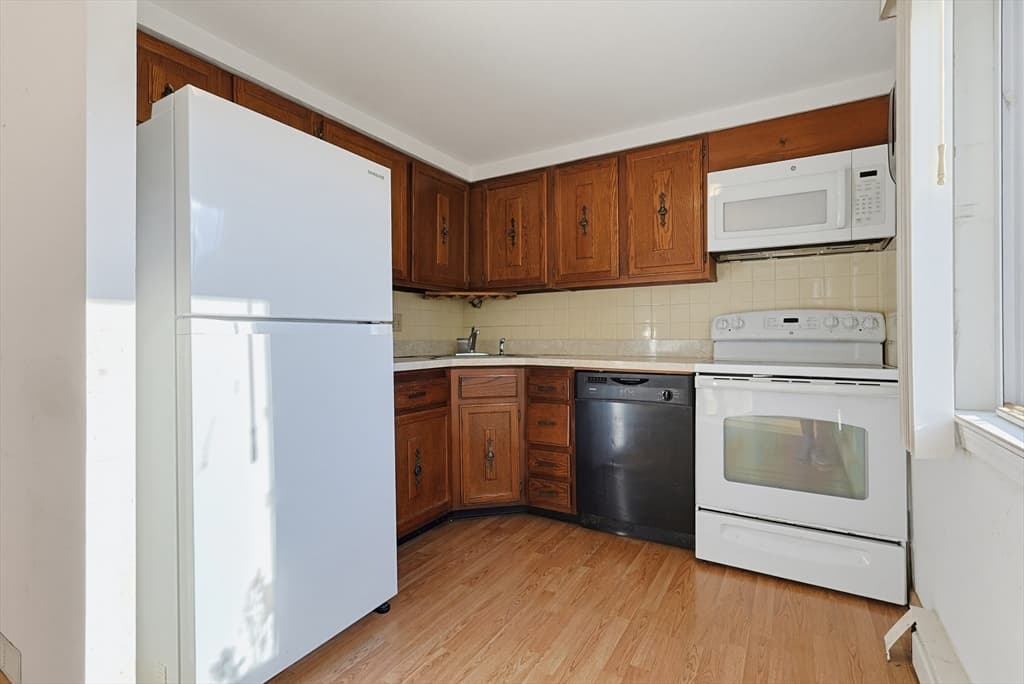 Condominium at 18 Cobb Ave # 18, Yarmouth MA 02675, Yarmouth, photo 7 of 29