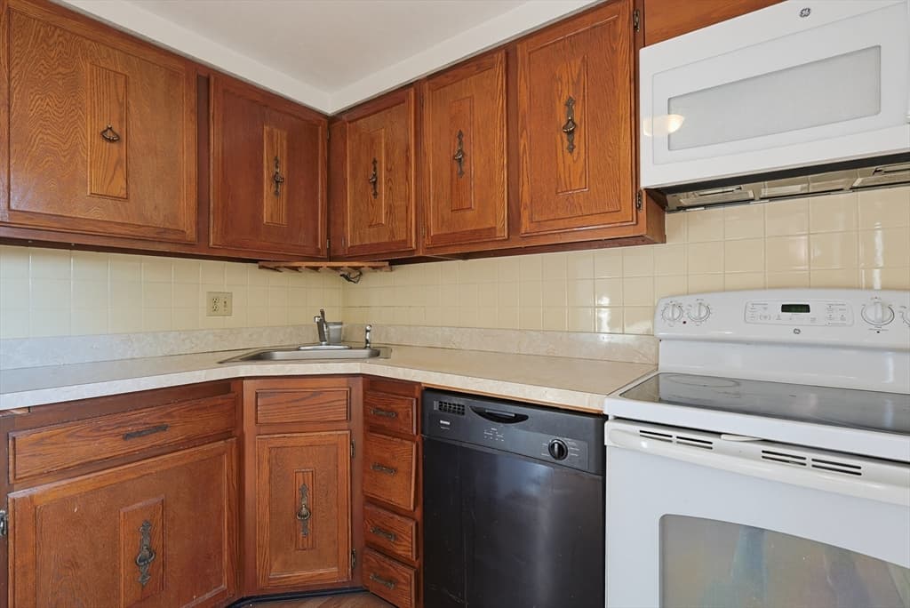 Condominium at 18 Cobb Ave # 18, Yarmouth MA 02675, Yarmouth, photo 8 of 29