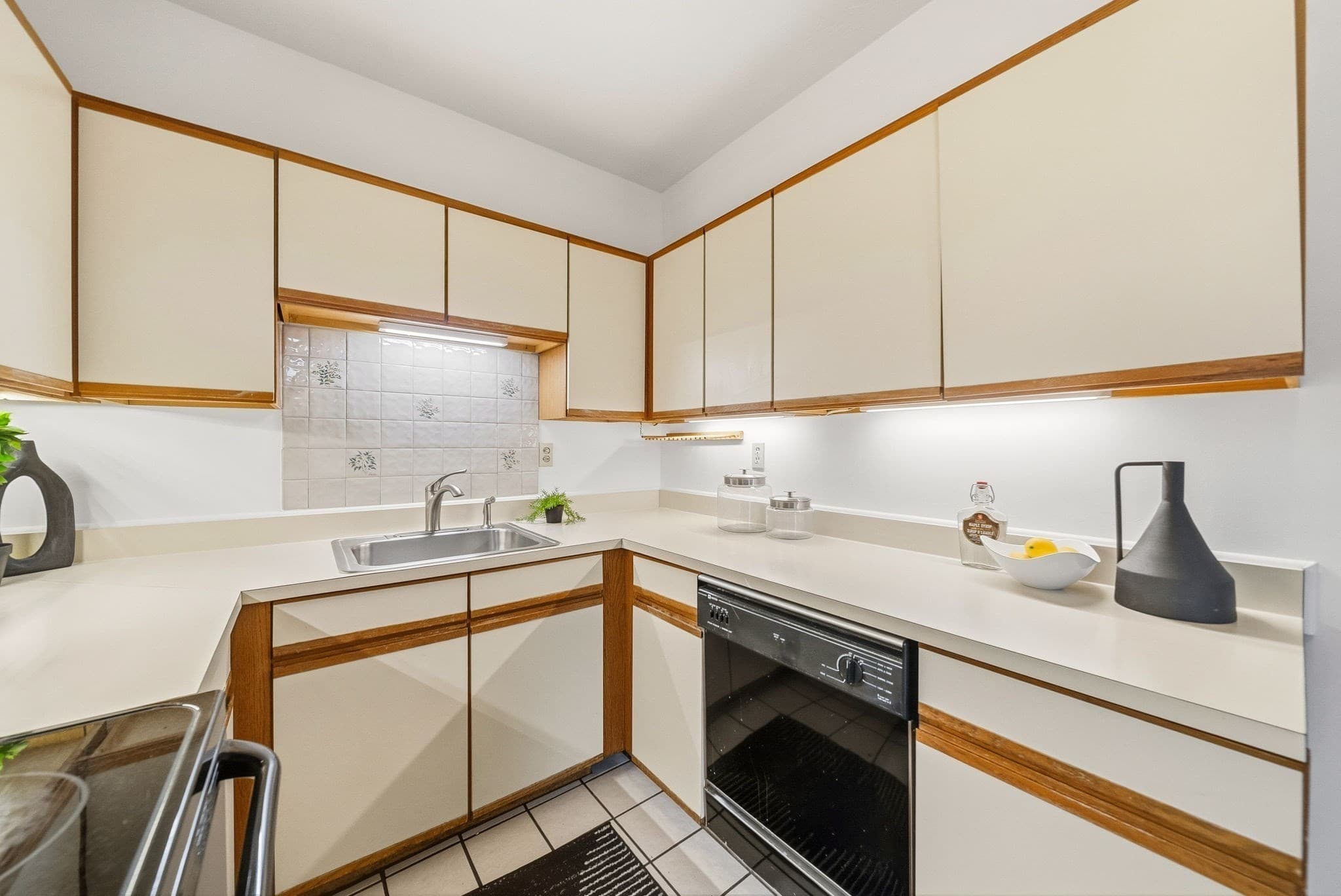 Condominium at 86 Walnut St # 3, Boston MA 02122, photo 16 of 38
