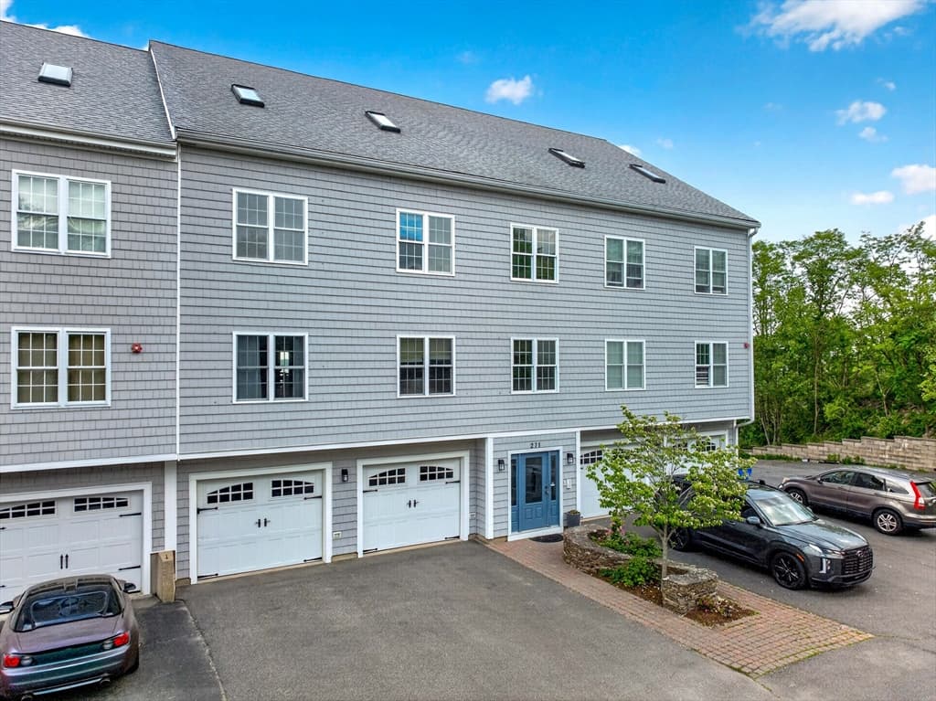 Condominium at 271 Draper St # 4, Fall River MA 02724, photo 2 of 28