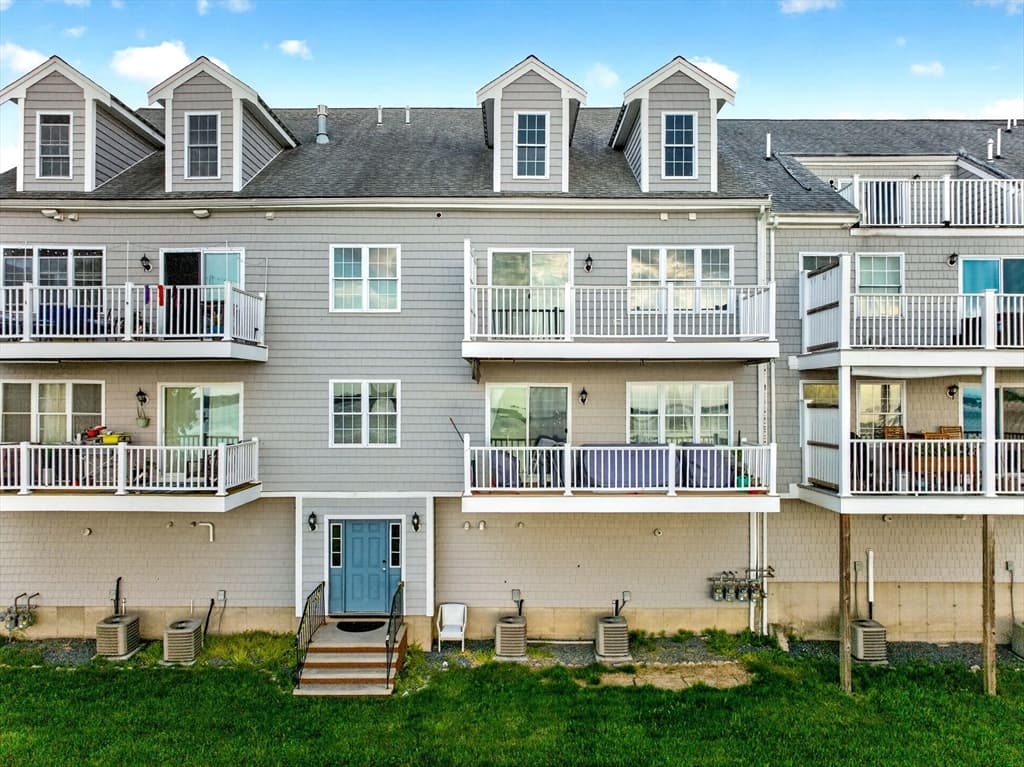 Condominium at 271 Draper St # 4, Fall River MA 02724, photo 3 of 28