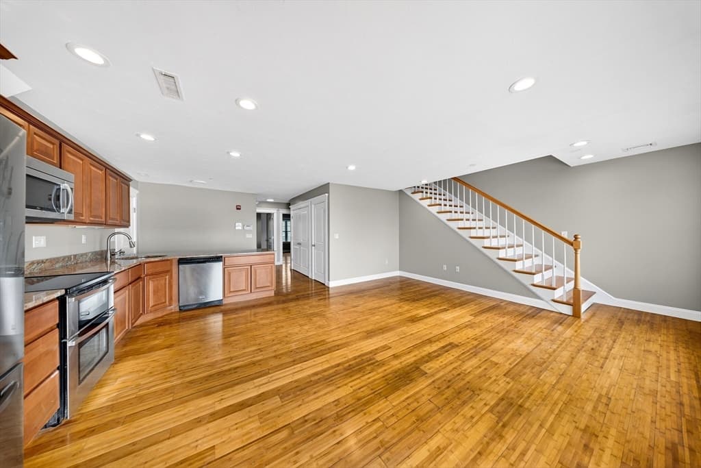 Condominium at 271 Draper St # 4, Fall River MA 02724, photo 8 of 28