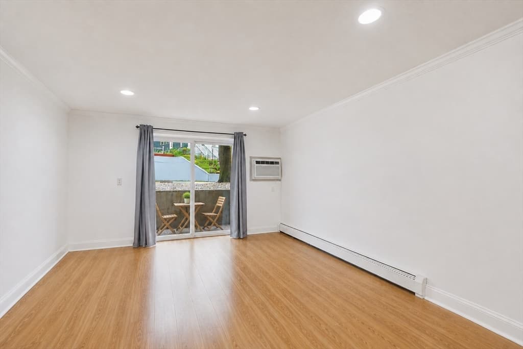 Condominium at 70 Warren # 4, Chelsea MA 02150, Chelsea, photo 2 of 11