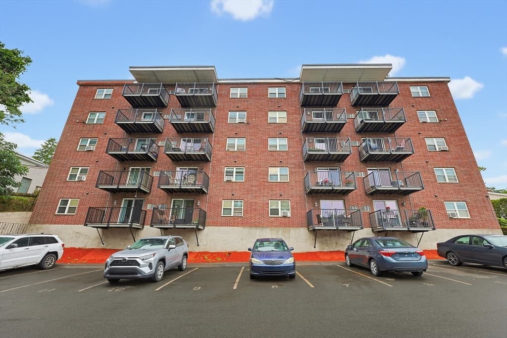 Condominium at 70 Warren # 4, Chelsea MA 02150, Chelsea, photo 10 of 11