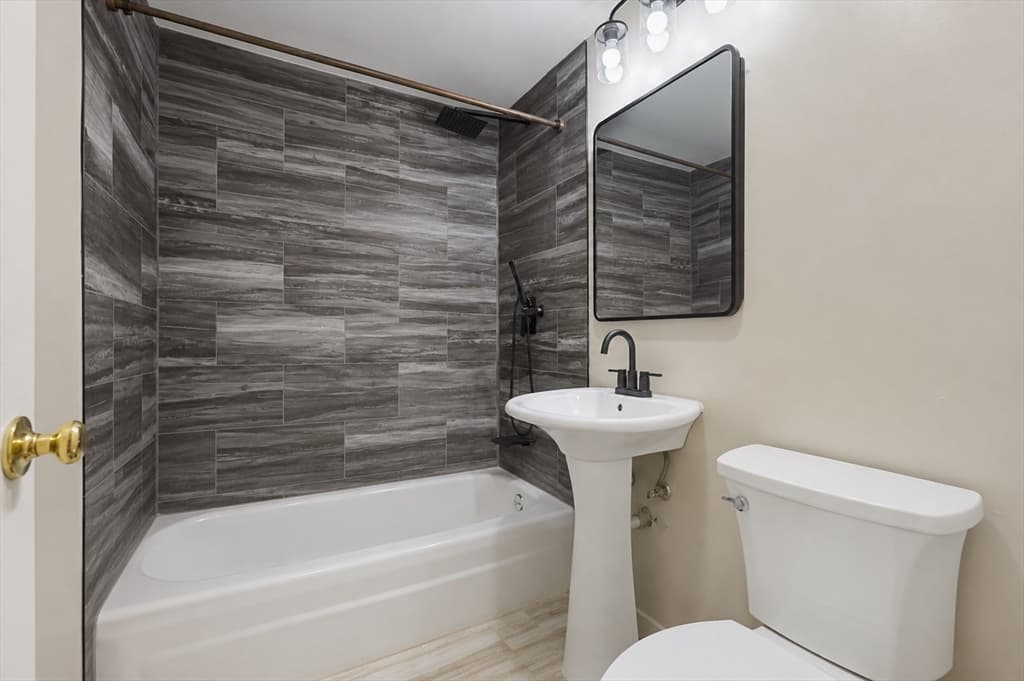 Condominium at 70 Warren # 4, Chelsea MA 02150, Chelsea, photo 8 of 11