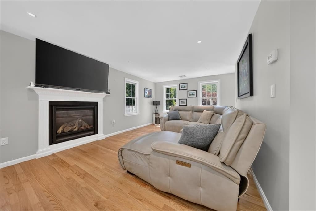 Single Family Residence at 73 Ring Road, Kingston MA 02364, photo 4 of 34