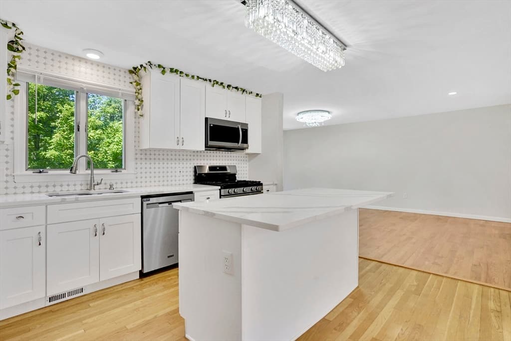Single Family Residence at 990 Frank Smith Rd, Longmeadow MA 01106, Longmeadow, photo 7 of 42