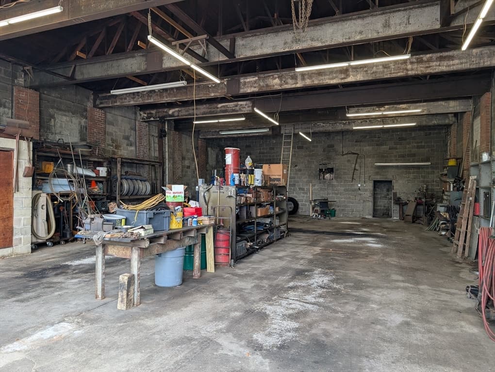 142 W Boylston Dr, Worcester MA 01606 photo 2