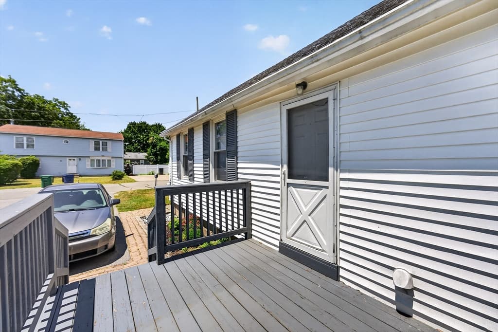 50 Lloyd Ave, Warwick RI 02889 photo 2