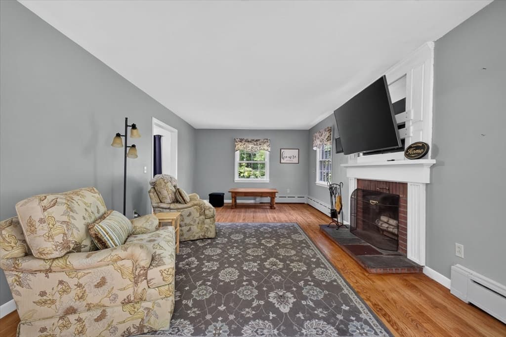 11 Foster St, Oxford MA 01540 photo 2