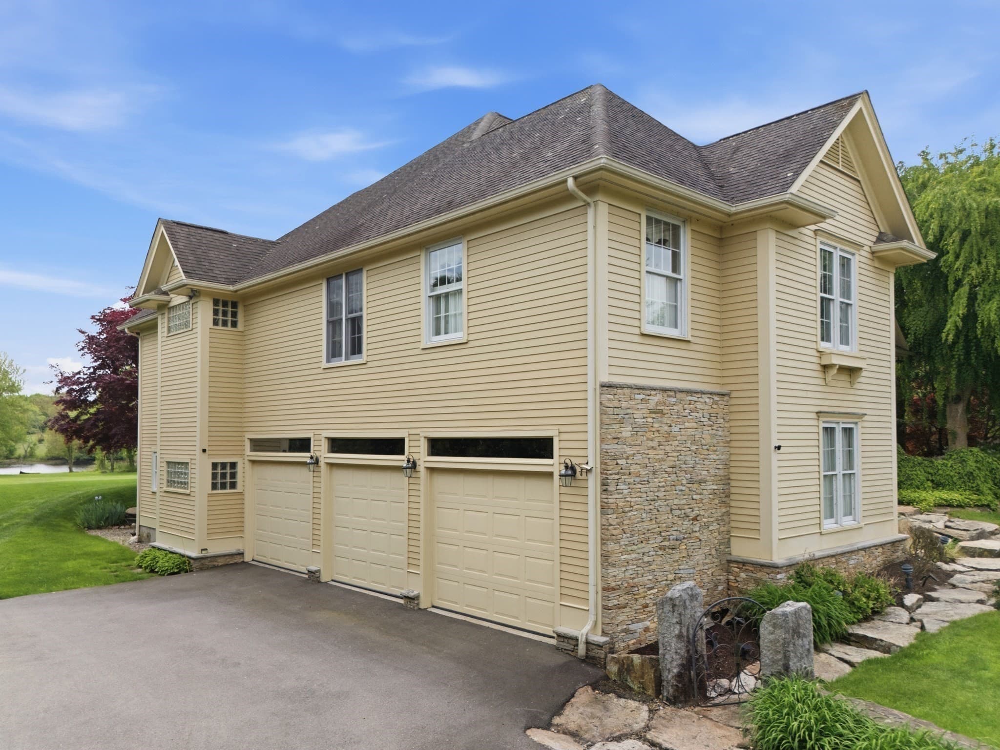 Single Family Residence at 3 Sandpiper Dr, Westport MA 02790, photo 10 of 41
