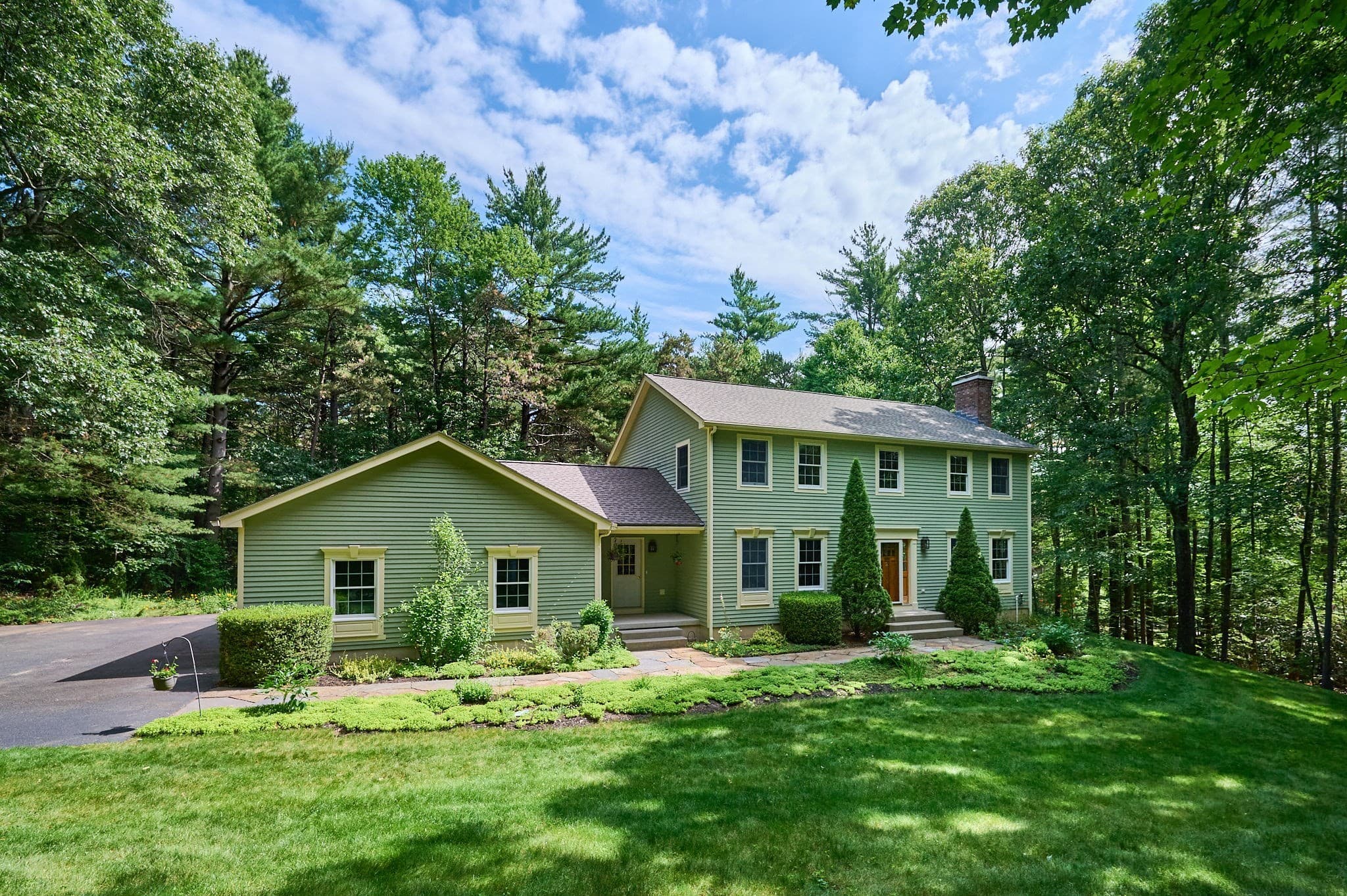 2 Eastwood Dr, Southampton MA 01073