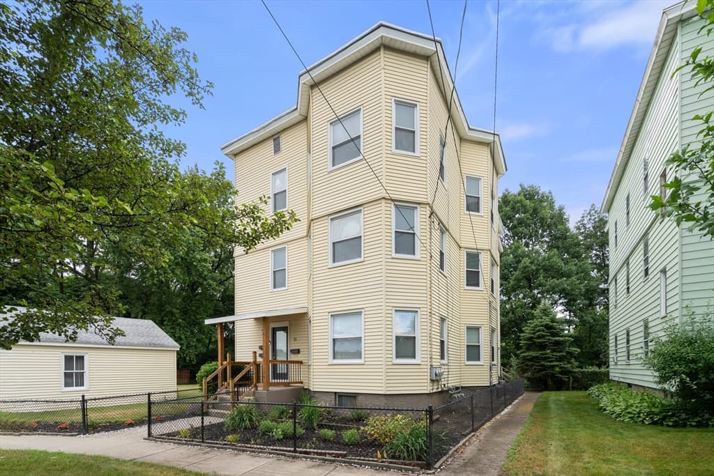 10 Riverview Ter, Chicopee MA 01013