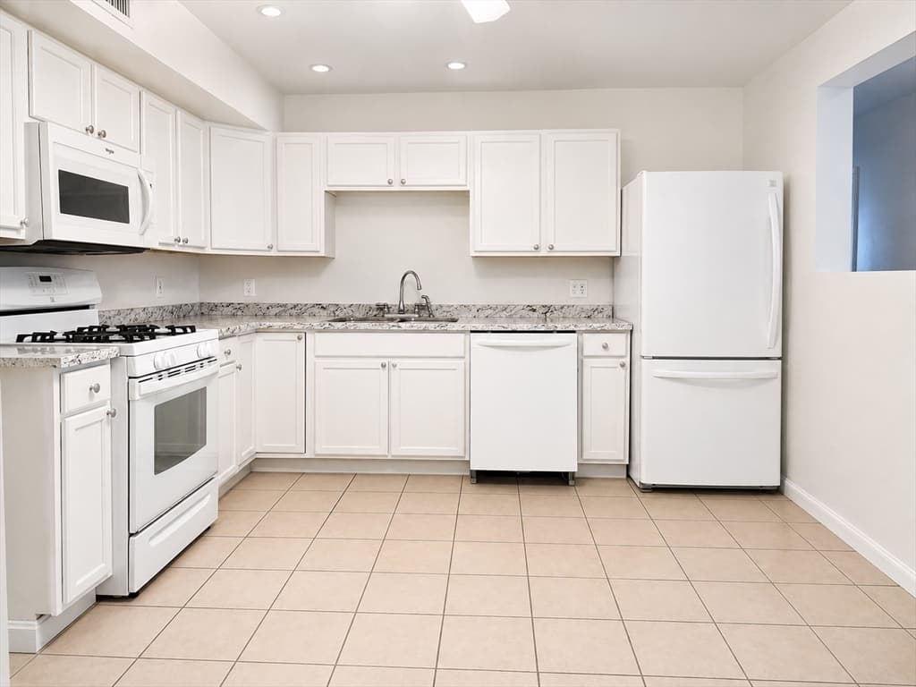 526 Third St # 3, Fall River MA 02721