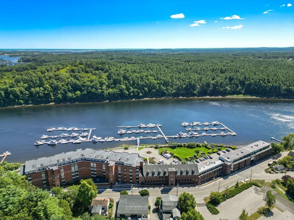 Condominium at 60 Merrimac Street # 403, Amesbury MA 01913, Amesbury, photo 39 of 40
