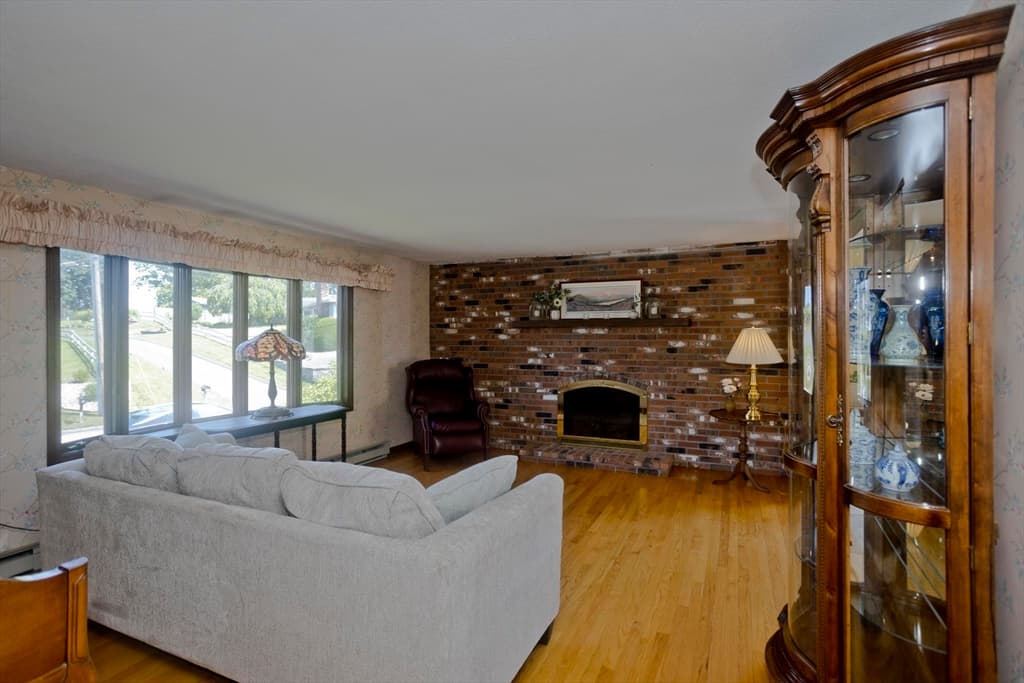 Single Family Residence at 9 Dowds Ln, Chicopee MA 01020, Chicopee, photo 4 of 32