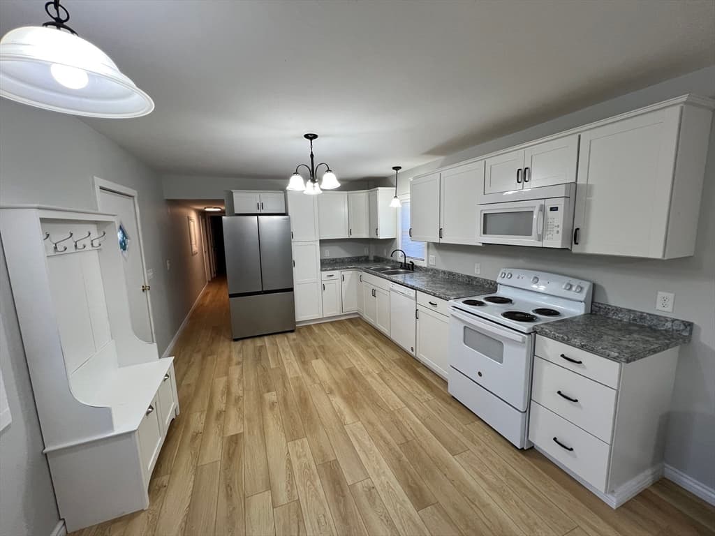 Mobile Home at 6 Stagecoach Drive, Brookfield MA 01506, Brookfield, photo 5 of 14