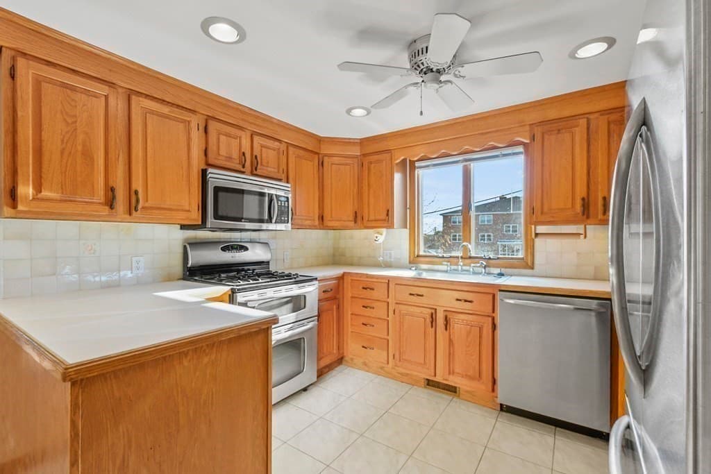 Attached (Townhouse/Rowhouse/Duplex) at 72 Cambridge Road # 2, Woburn MA 01801, photo 6 of 31
