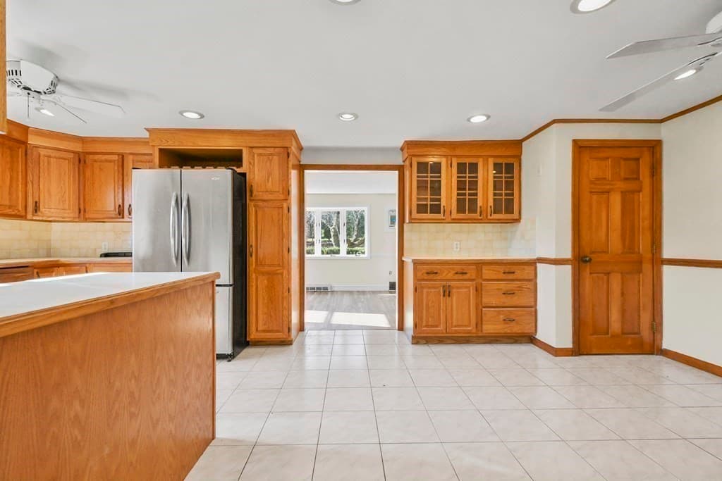 Attached (Townhouse/Rowhouse/Duplex) at 72 Cambridge Road # 2, Woburn MA 01801, photo 8 of 31