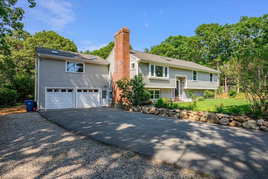 19 Wheelhouse Cir, Falmouth MA 02536