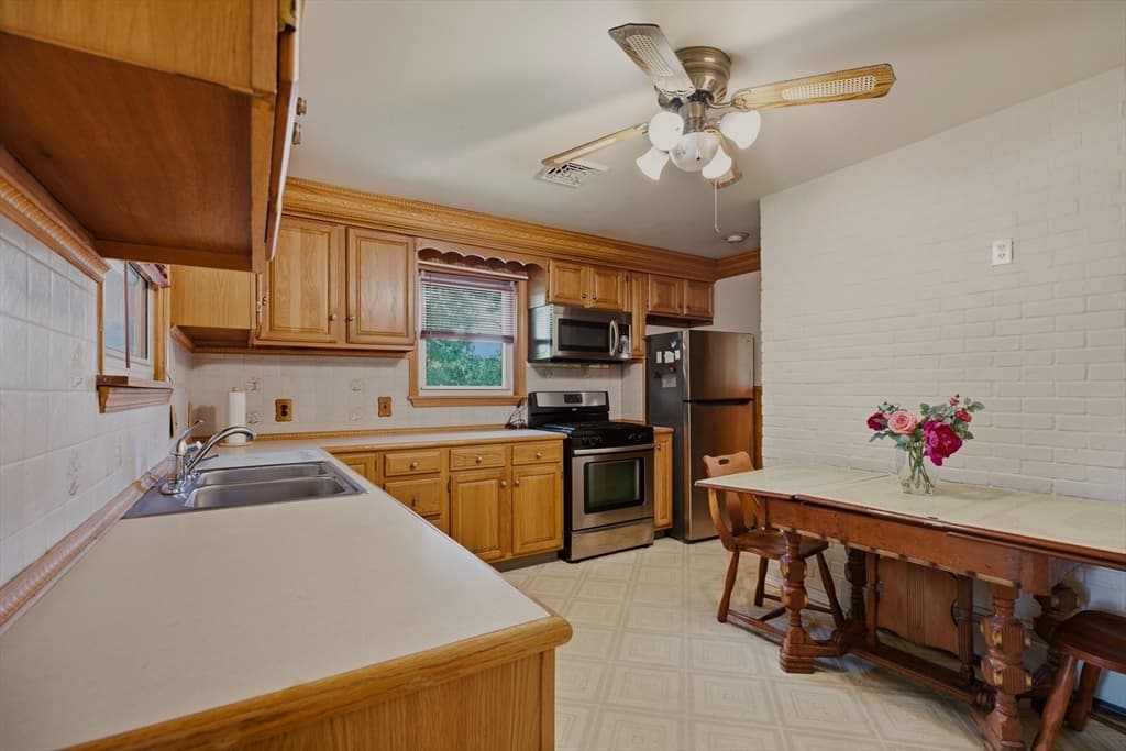 Single Family Residence at 1443 Bedford St, Fall River MA 02723, photo 12 of 34