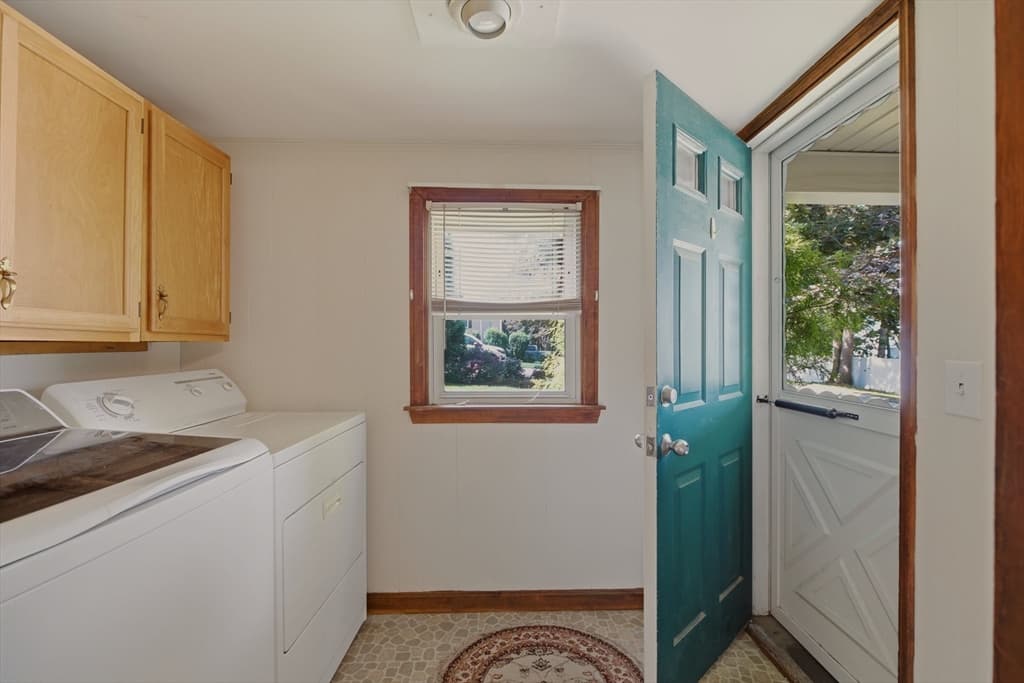 Single Family Residence at 1443 Bedford St, Fall River MA 02723, photo 9 of 34