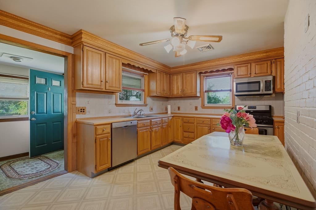 Single Family Residence at 1443 Bedford St, Fall River MA 02723, photo 11 of 34