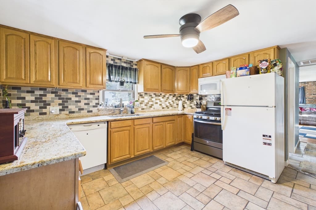 12 Adams Dr, Brimfield MA 01010