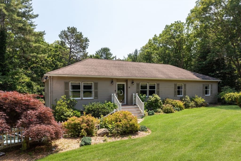24 Moon Compass Ln, Sandwich MA 02563