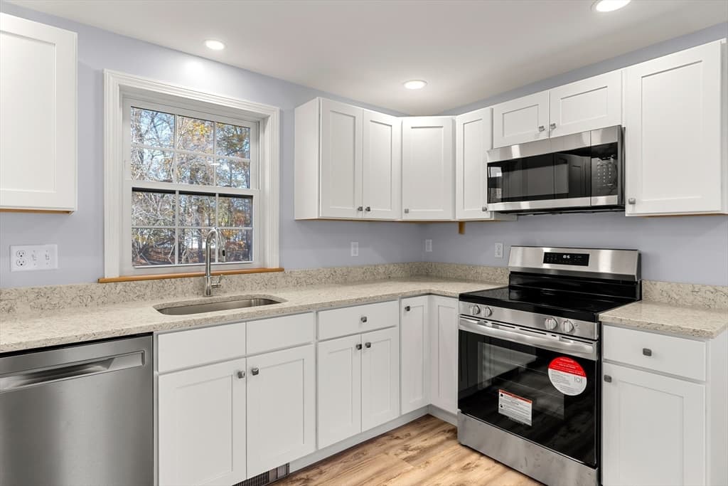 16 Jeanne Darc St, Lowell MA 01854 photo 5