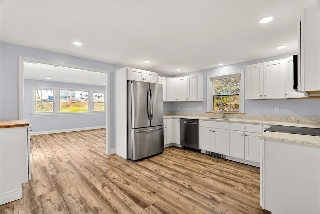 16 Jeanne Darc St, Lowell MA 01854 photo 9