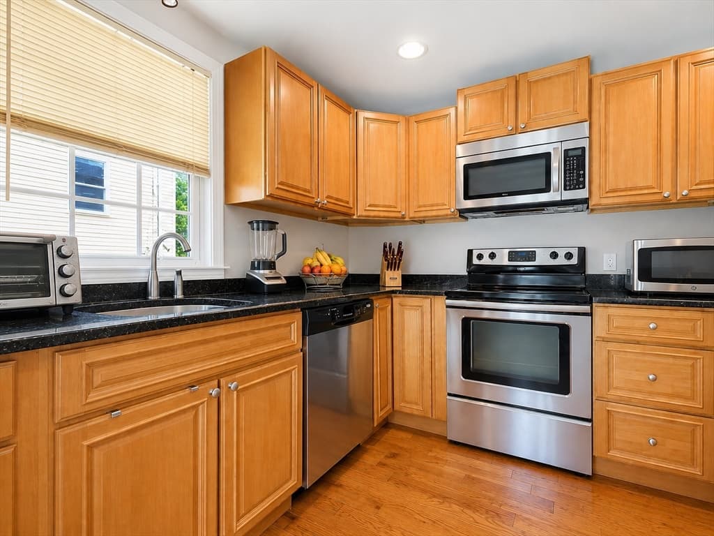17 Bolton St, Worcester MA 01604 photo 6
