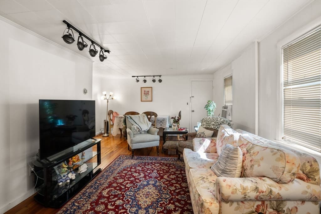 35 Middle St, Newton MA 02458 photo 5