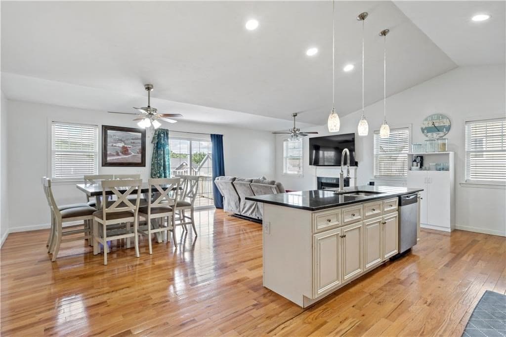 139 Danielle Dr, Woonsocket RI 02895 photo 5