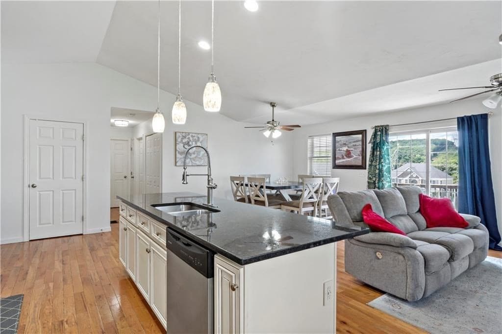 139 Danielle Dr, Woonsocket RI 02895 photo 4