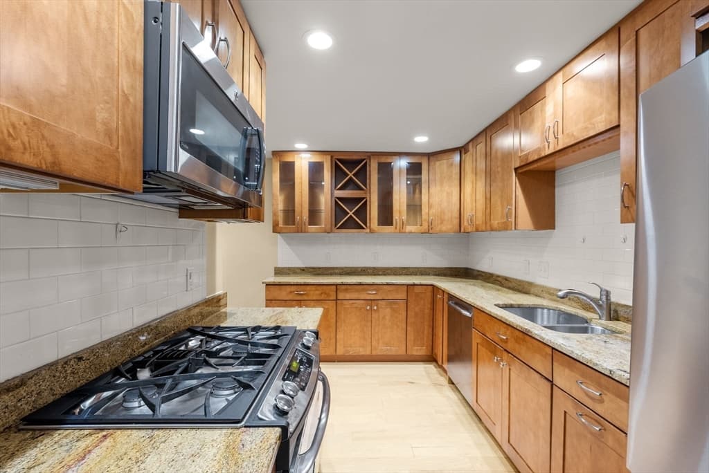 24 N Stone Mill Dr # 1112, Dedham MA 02026