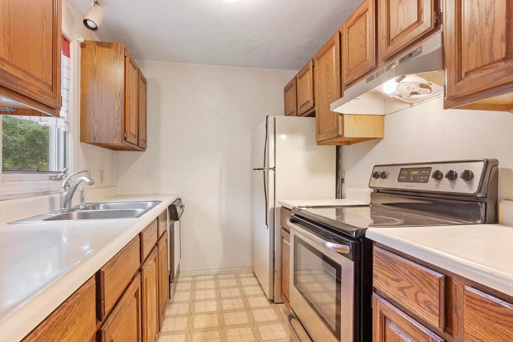 Condominium at 119 Cortland Cir # 119, Leominster MA 01453, Leominster, photo 7 of 33