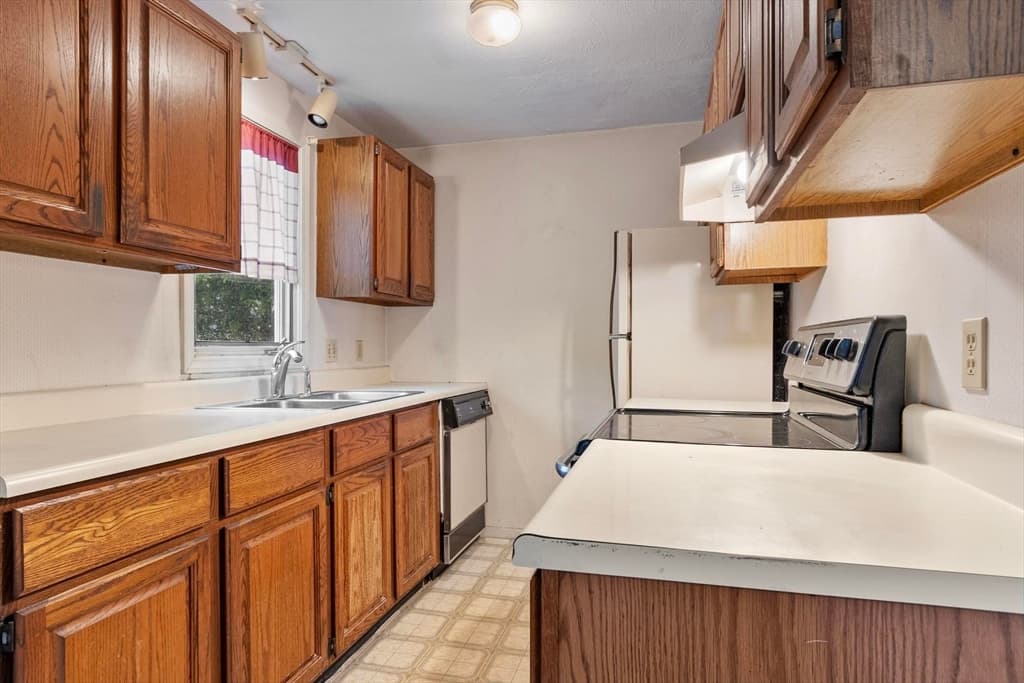 Condominium at 119 Cortland Cir # 119, Leominster MA 01453, Leominster, photo 9 of 33