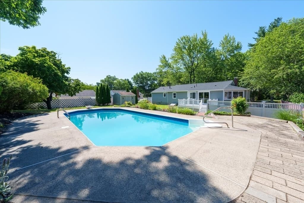23 Taunton St, Bellingham MA 02019