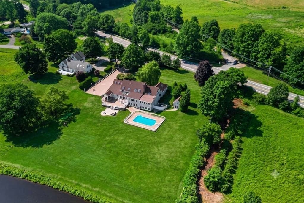 6 Lynbrook Road, Southborough MA 01772