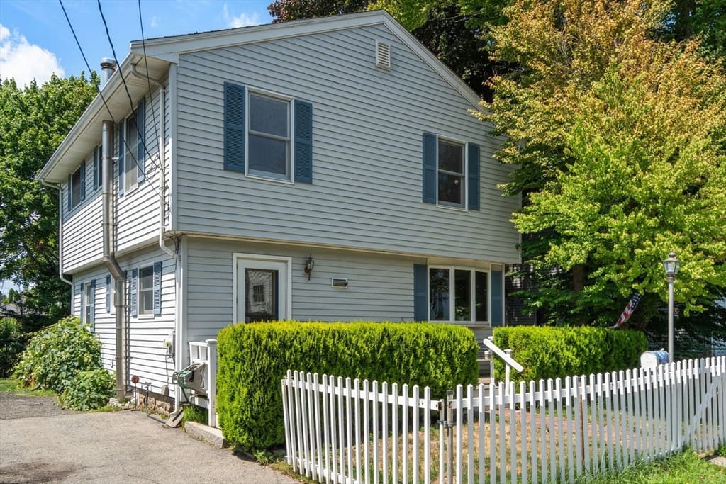 28 Pleasant St, Rockport MA 01966