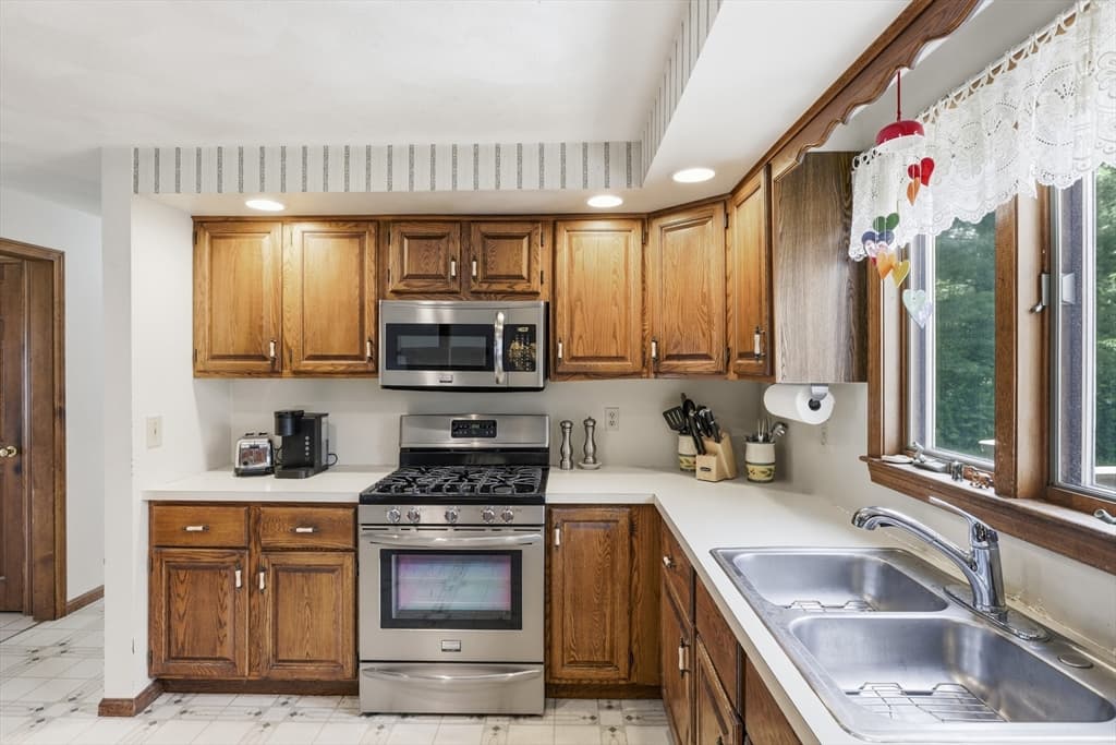 4 Oneida Place, Hudson MA 01749 photo 12