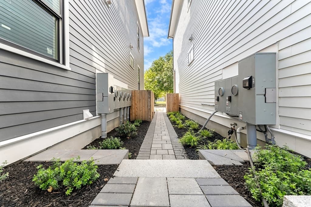 327 Alewife Brook Pkwy # B, Somerville MA 02144 photo 41